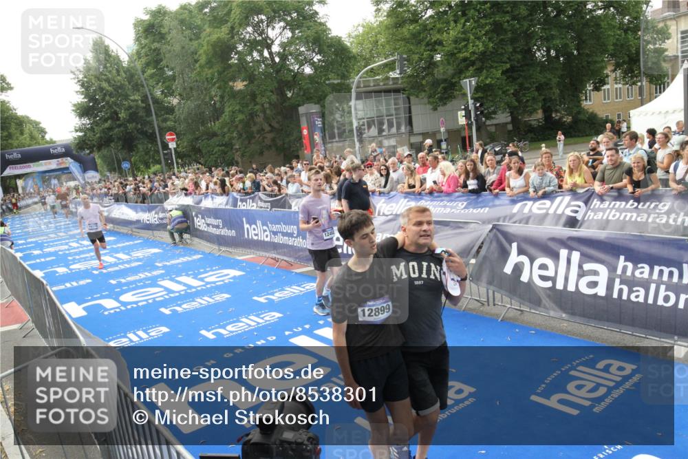29.06.2025 - hella hamburg halbmarathon Michael Strokosch http://msf.ph/oto/8538301 29.06.2025 10:35:49 Ziel  meine-sportfotos.de