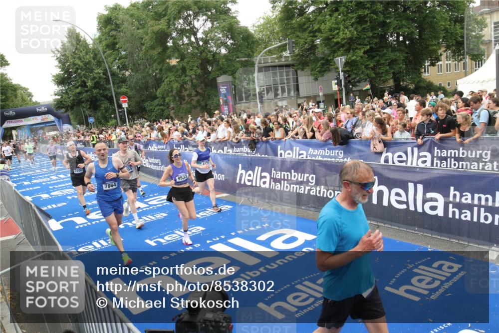 29.06.2025 - hella hamburg halbmarathon Michael Strokosch http://msf.ph/oto/8538302 29.06.2025 10:53:11 Ziel  meine-sportfotos.de