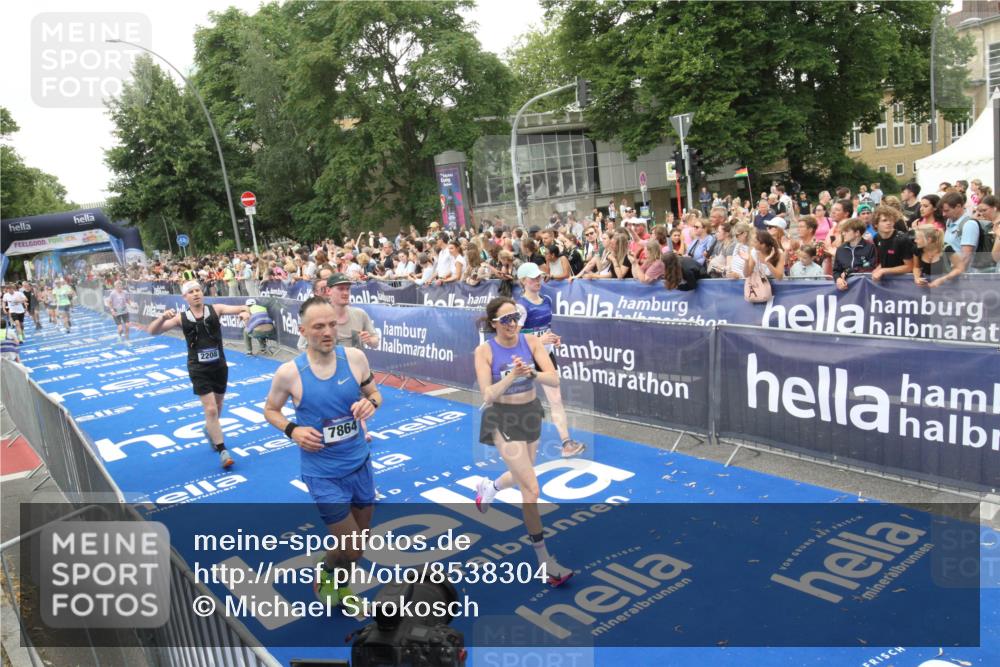 29.06.2025 - hella hamburg halbmarathon Michael Strokosch http://msf.ph/oto/8538304 29.06.2025 10:53:11 Ziel  meine-sportfotos.de