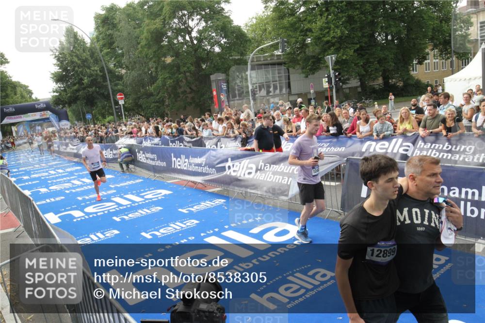 29.06.2025 - hella hamburg halbmarathon Michael Strokosch http://msf.ph/oto/8538305 29.06.2025 10:35:50 Ziel  meine-sportfotos.de