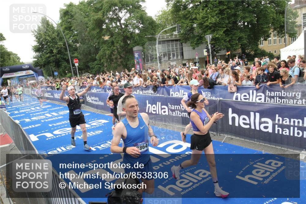 29.06.2025 - hella hamburg halbmarathon Michael Strokosch http://msf.ph/oto/8538306 29.06.2025 10:53:12 Ziel  meine-sportfotos.de
