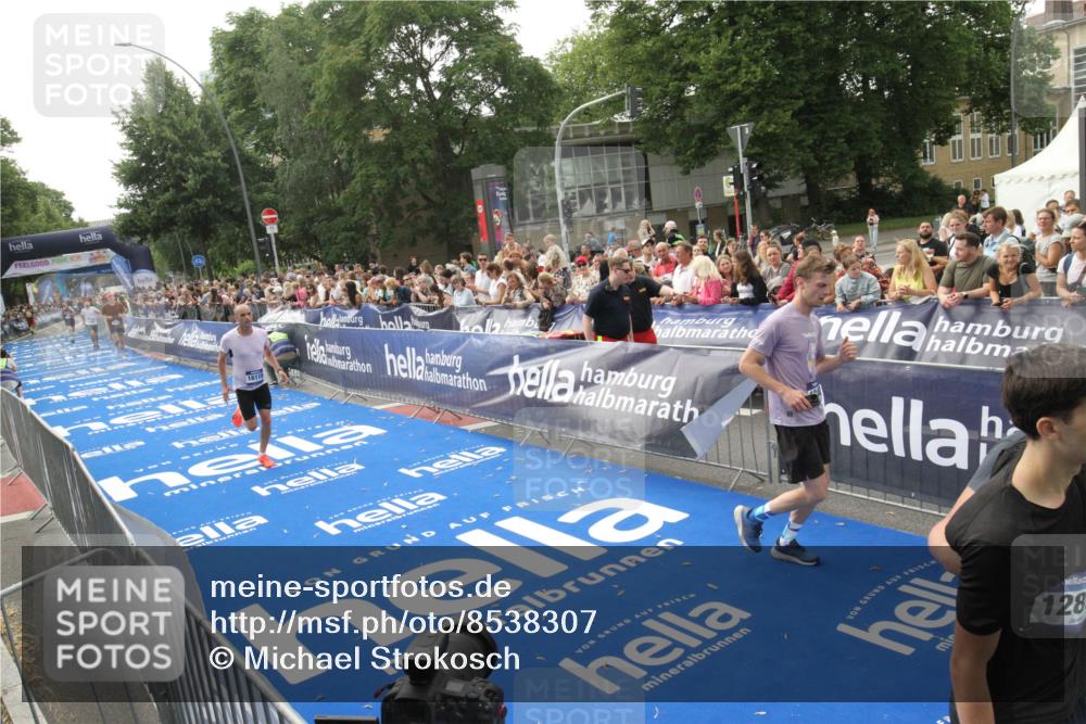 29.06.2025 - hella hamburg halbmarathon Michael Strokosch http://msf.ph/oto/8538307 29.06.2025 10:35:50 Ziel  meine-sportfotos.de