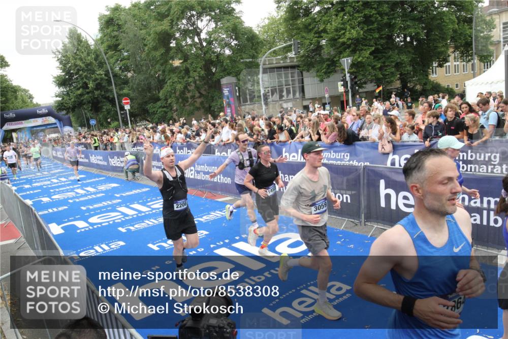29.06.2025 - hella hamburg halbmarathon Michael Strokosch http://msf.ph/oto/8538308 29.06.2025 10:53:12 Ziel  meine-sportfotos.de