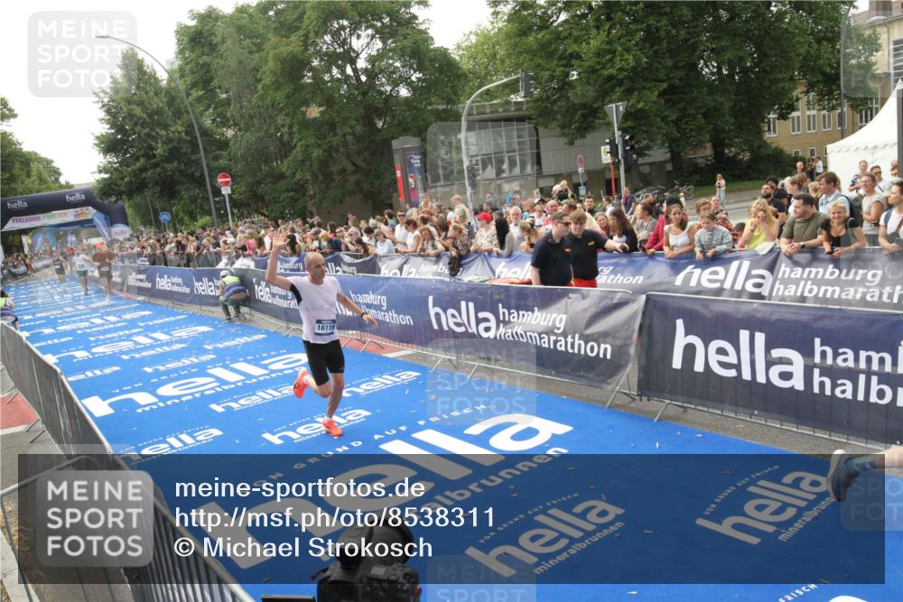 29.06.2025 - hella hamburg halbmarathon Michael Strokosch http://msf.ph/oto/8538311 29.06.2025 10:35:51 Ziel  meine-sportfotos.de