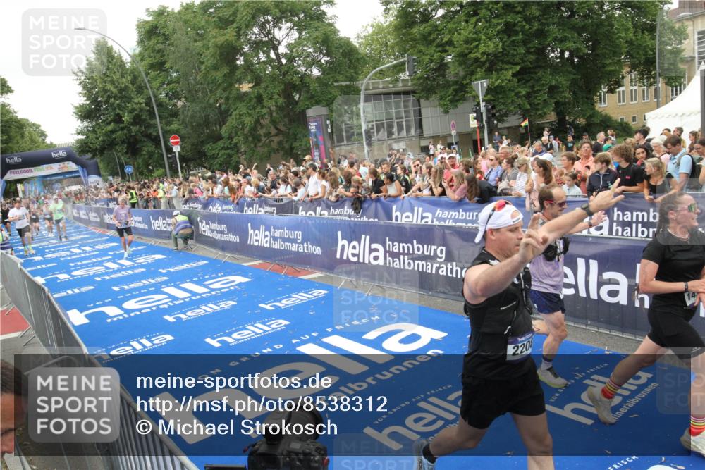 29.06.2025 - hella hamburg halbmarathon Michael Strokosch http://msf.ph/oto/8538312 29.06.2025 10:53:13 Ziel  meine-sportfotos.de
