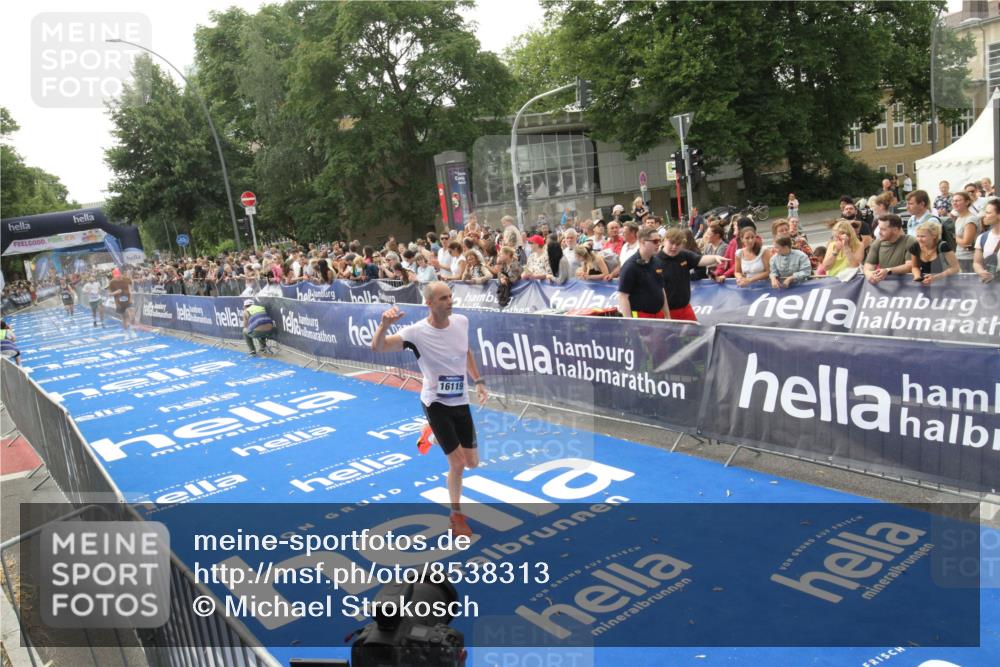 29.06.2025 - hella hamburg halbmarathon Michael Strokosch http://msf.ph/oto/8538313 29.06.2025 10:35:51 Ziel  meine-sportfotos.de
