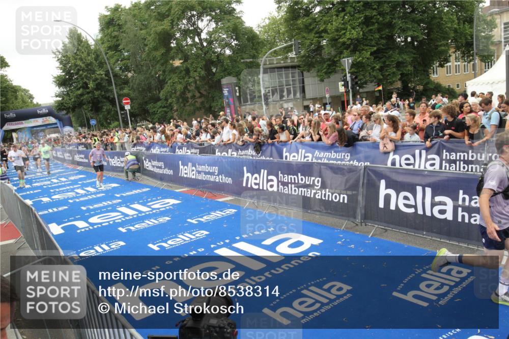 29.06.2025 - hella hamburg halbmarathon Michael Strokosch http://msf.ph/oto/8538314 29.06.2025 10:53:13 Ziel  meine-sportfotos.de
