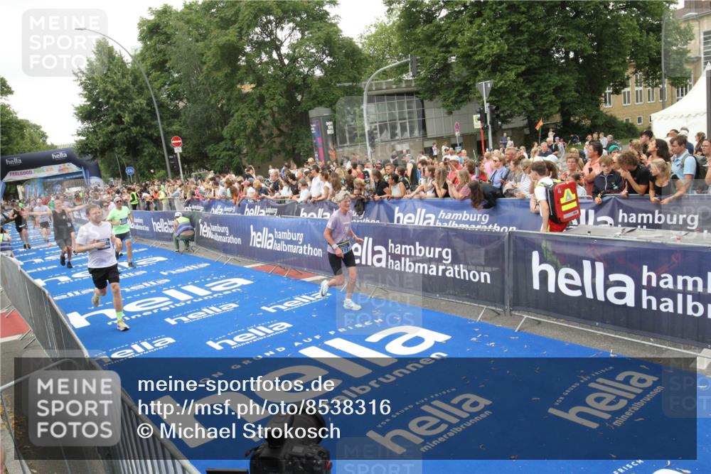 29.06.2025 - hella hamburg halbmarathon Michael Strokosch http://msf.ph/oto/8538316 29.06.2025 10:53:16 Ziel  meine-sportfotos.de