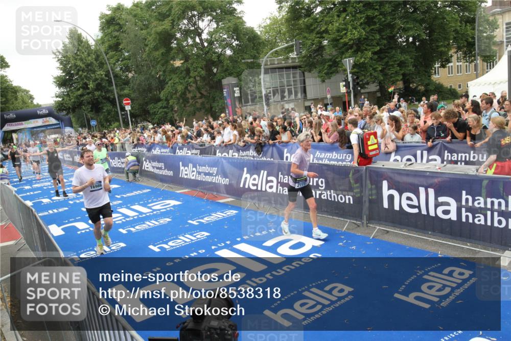 29.06.2025 - hella hamburg halbmarathon Michael Strokosch http://msf.ph/oto/8538318 29.06.2025 10:53:17 Ziel  meine-sportfotos.de