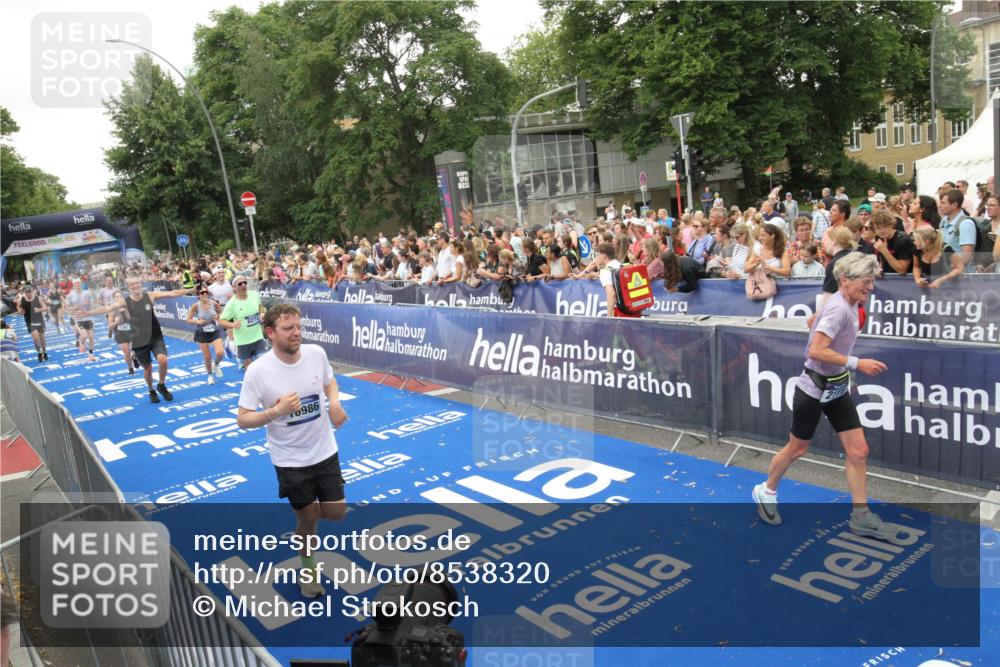 29.06.2025 - hella hamburg halbmarathon Michael Strokosch http://msf.ph/oto/8538320 29.06.2025 10:53:17 Ziel  meine-sportfotos.de