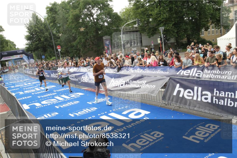 29.06.2025 - hella hamburg halbmarathon Michael Strokosch http://msf.ph/oto/8538321 29.06.2025 10:35:56 Ziel  meine-sportfotos.de