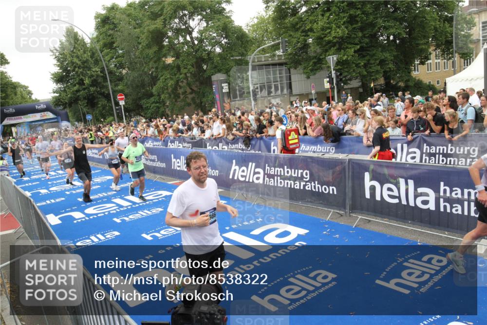 29.06.2025 - hella hamburg halbmarathon Michael Strokosch http://msf.ph/oto/8538322 29.06.2025 10:53:18 Ziel  meine-sportfotos.de