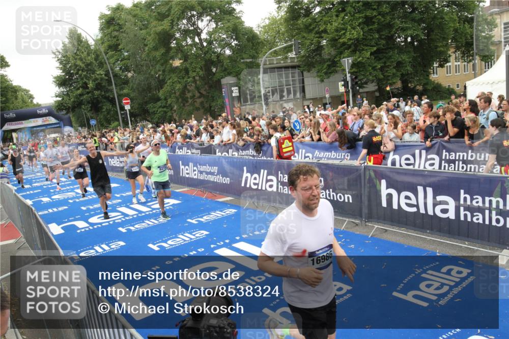 29.06.2025 - hella hamburg halbmarathon Michael Strokosch http://msf.ph/oto/8538324 29.06.2025 10:53:18 Ziel  meine-sportfotos.de