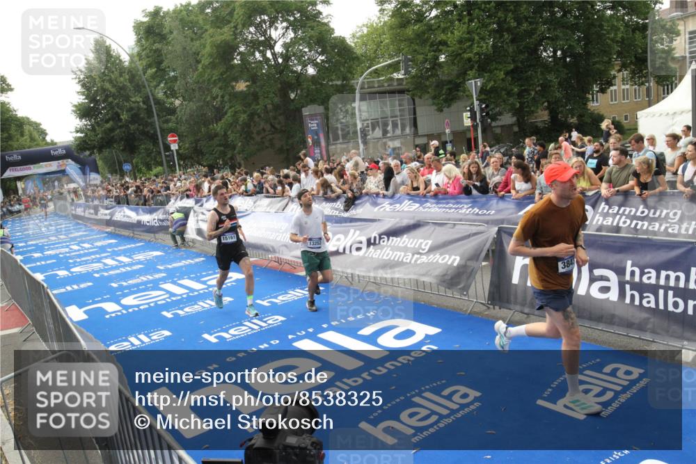 29.06.2025 - hella hamburg halbmarathon Michael Strokosch http://msf.ph/oto/8538325 29.06.2025 10:35:57 Ziel  meine-sportfotos.de