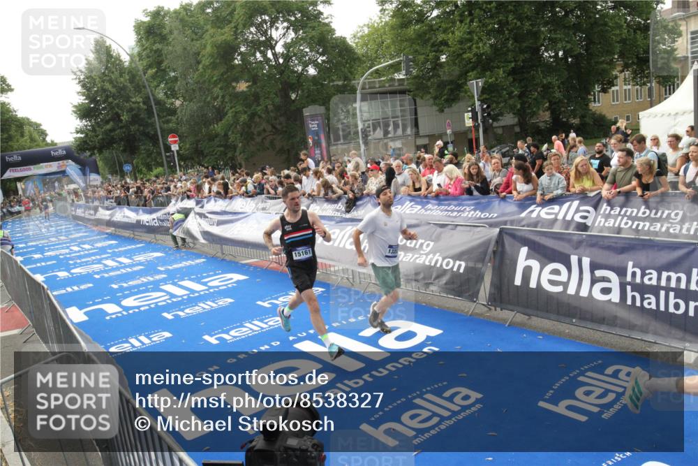 29.06.2025 - hella hamburg halbmarathon Michael Strokosch http://msf.ph/oto/8538327 29.06.2025 10:35:57 Ziel  meine-sportfotos.de