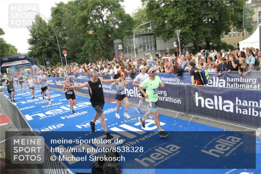 29.06.2025 - hella hamburg halbmarathon Michael Strokosch http://msf.ph/oto/8538328 29.06.2025 10:53:19 Ziel  meine-sportfotos.de