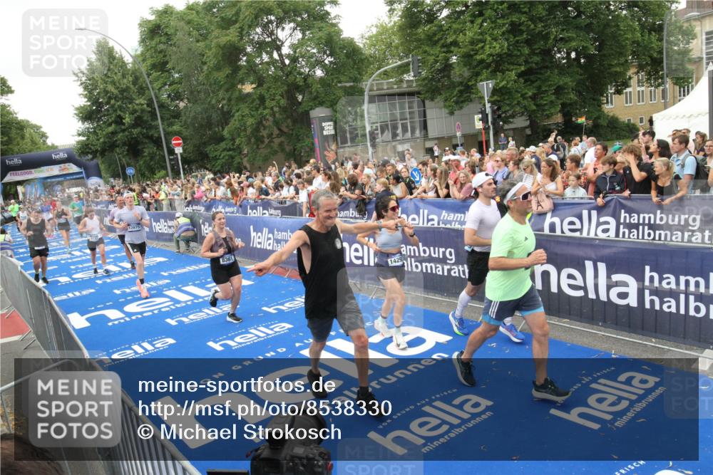 29.06.2025 - hella hamburg halbmarathon Michael Strokosch http://msf.ph/oto/8538330 29.06.2025 10:53:20 Ziel  meine-sportfotos.de