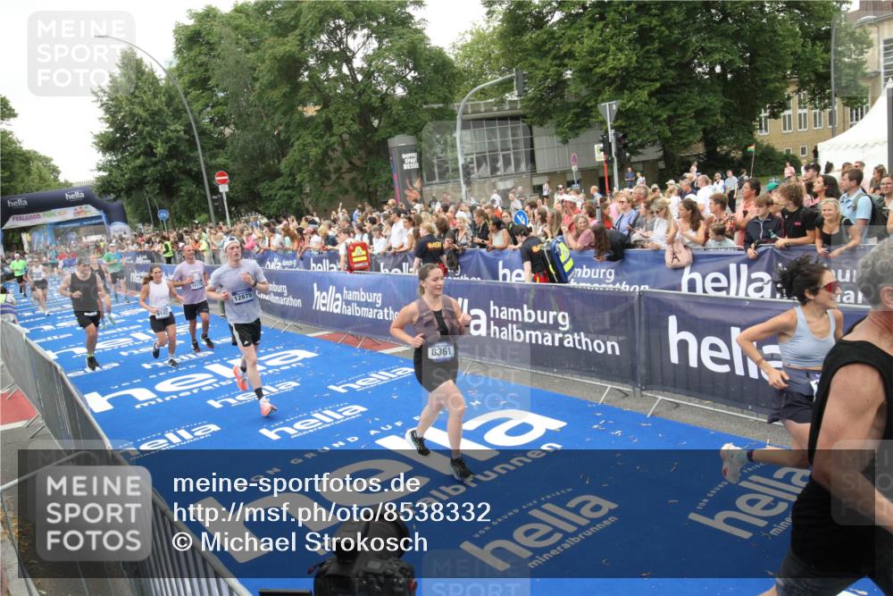 29.06.2025 - hella hamburg halbmarathon Michael Strokosch http://msf.ph/oto/8538332 29.06.2025 10:53:20 Ziel  meine-sportfotos.de