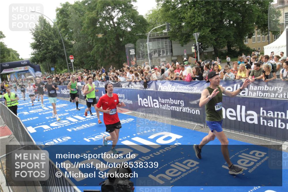 29.06.2025 - hella hamburg halbmarathon Michael Strokosch http://msf.ph/oto/8538339 29.06.2025 10:36:08 Ziel  meine-sportfotos.de