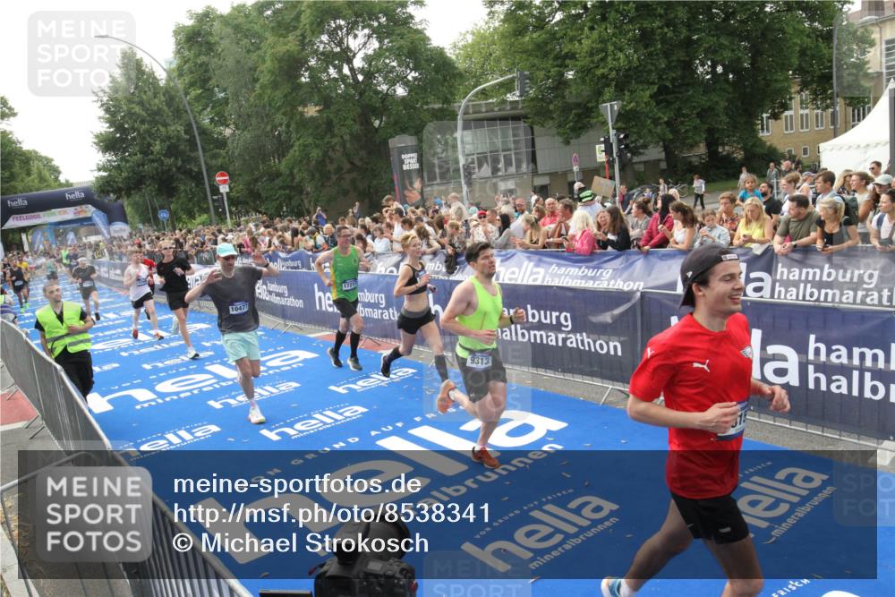 29.06.2025 - hella hamburg halbmarathon Michael Strokosch http://msf.ph/oto/8538341 29.06.2025 10:36:09 Ziel  meine-sportfotos.de