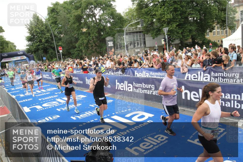 29.06.2025 - hella hamburg halbmarathon Michael Strokosch http://msf.ph/oto/8538342 29.06.2025 10:53:23 Ziel  meine-sportfotos.de