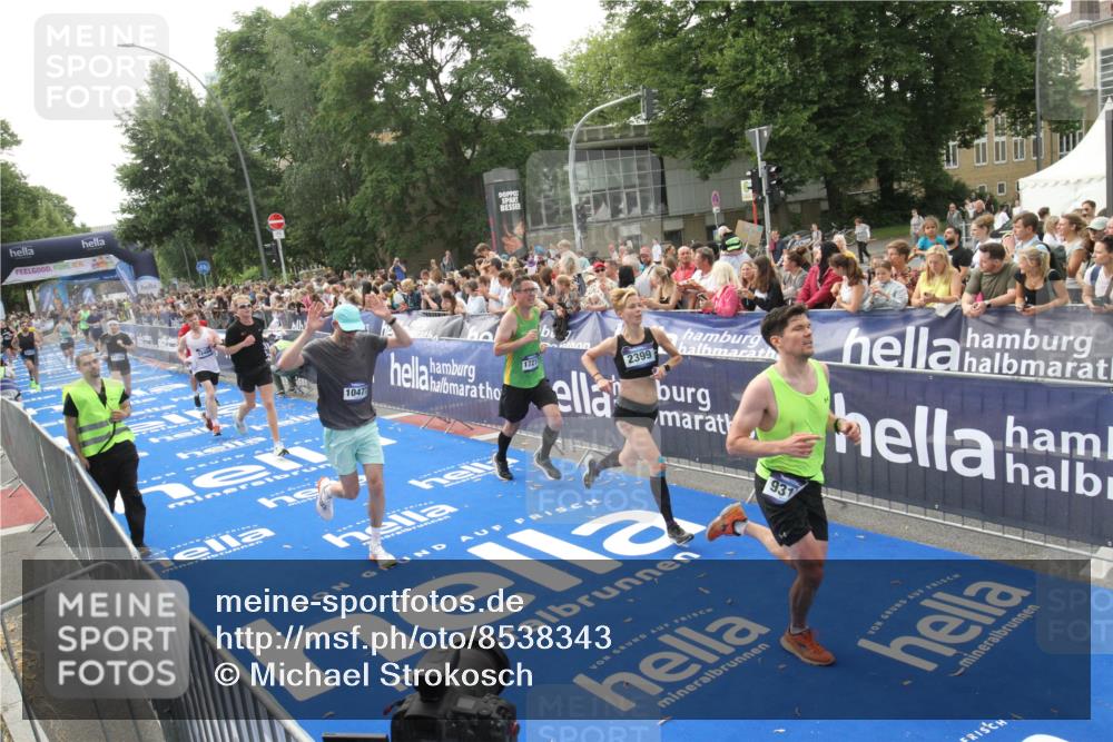29.06.2025 - hella hamburg halbmarathon Michael Strokosch http://msf.ph/oto/8538343 29.06.2025 10:36:09 Ziel  meine-sportfotos.de