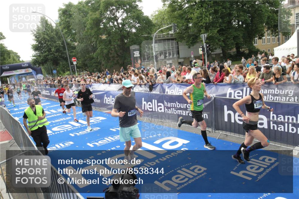 29.06.2025 - hella hamburg halbmarathon Michael Strokosch http://msf.ph/oto/8538344 29.06.2025 10:36:10 Ziel  meine-sportfotos.de