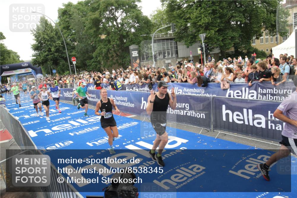 29.06.2025 - hella hamburg halbmarathon Michael Strokosch http://msf.ph/oto/8538345 29.06.2025 10:53:24 Ziel  meine-sportfotos.de