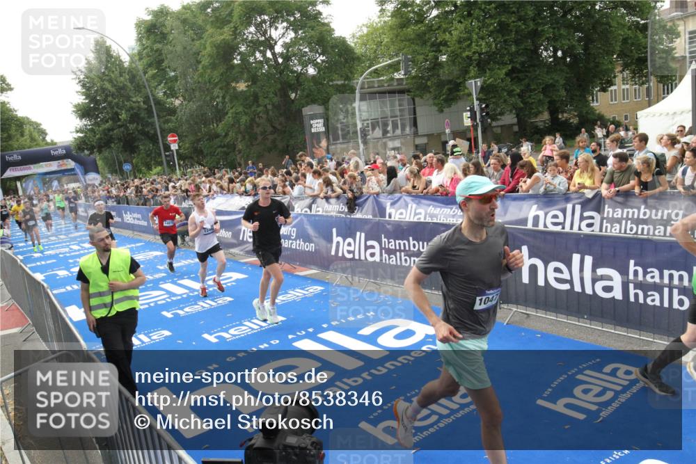 29.06.2025 - hella hamburg halbmarathon Michael Strokosch http://msf.ph/oto/8538346 29.06.2025 10:36:10 Ziel  meine-sportfotos.de