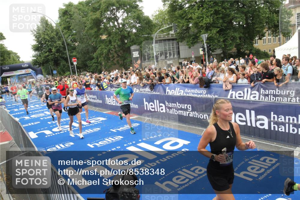 29.06.2025 - hella hamburg halbmarathon Michael Strokosch http://msf.ph/oto/8538348 29.06.2025 10:53:25 Ziel  meine-sportfotos.de