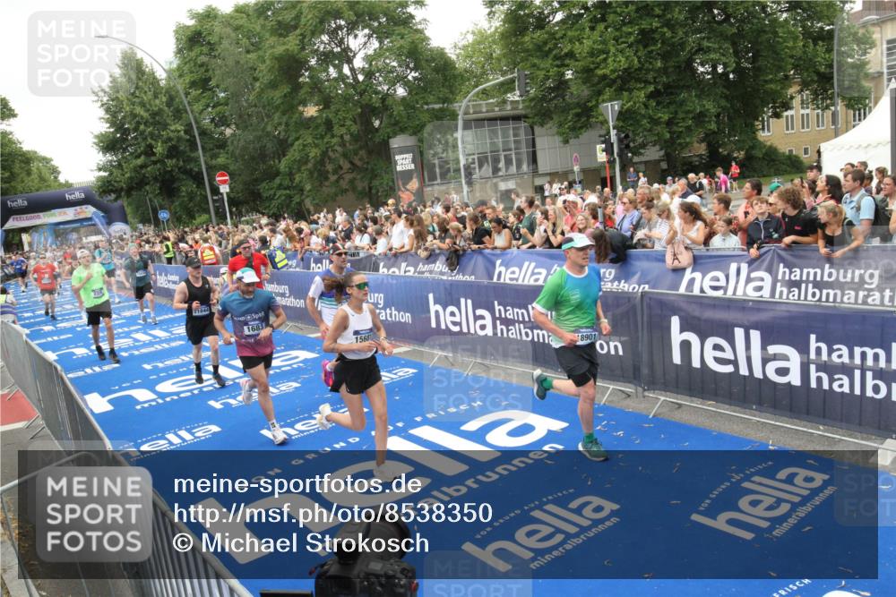 29.06.2025 - hella hamburg halbmarathon Michael Strokosch http://msf.ph/oto/8538350 29.06.2025 10:53:26 Ziel  meine-sportfotos.de
