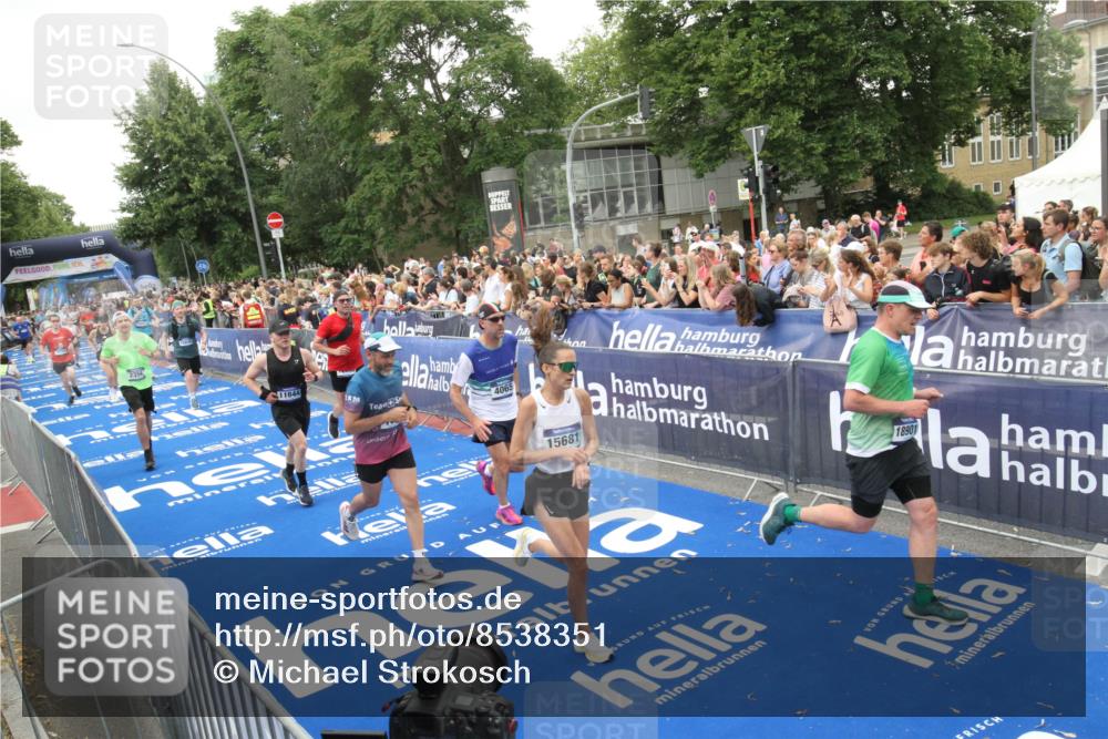 29.06.2025 - hella hamburg halbmarathon Michael Strokosch http://msf.ph/oto/8538351 29.06.2025 10:53:26 Ziel  meine-sportfotos.de