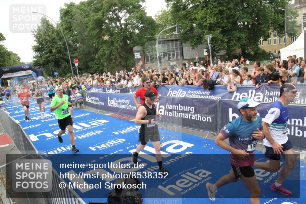 29.06.2025 - hella hamburg halbmarathon Michael Strokosch http://msf.ph/oto/8538352 29.06.2025 10:53:27 Ziel  meine-sportfotos.de