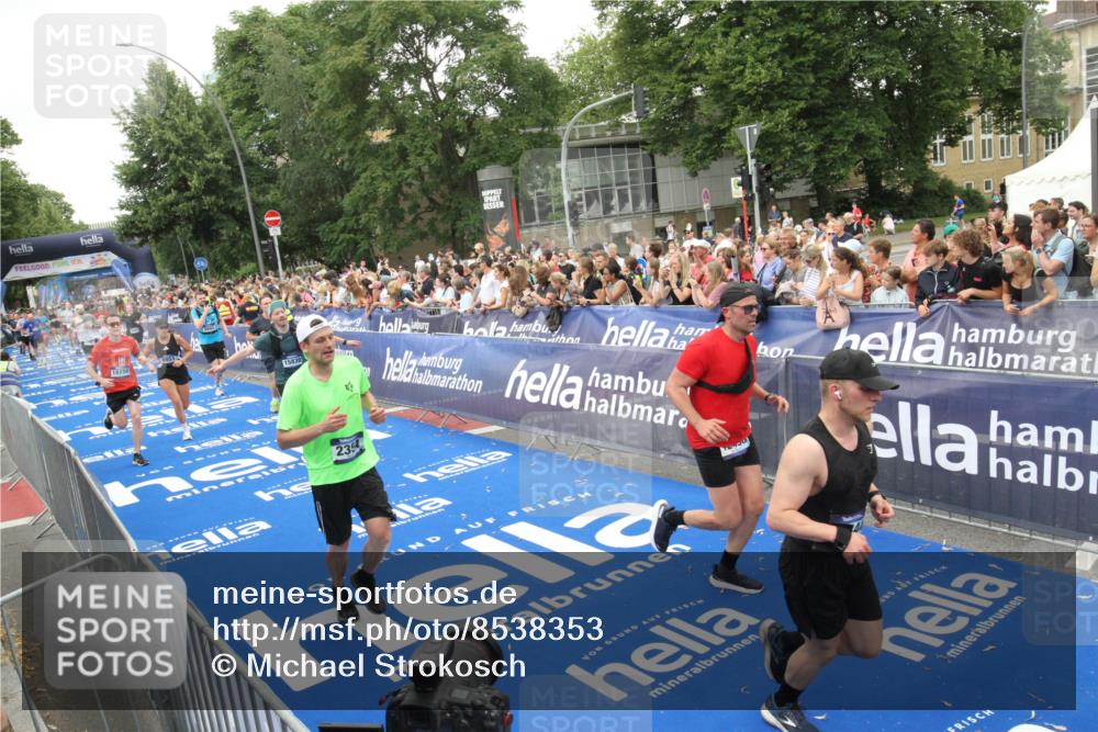 29.06.2025 - hella hamburg halbmarathon Michael Strokosch http://msf.ph/oto/8538353 29.06.2025 10:53:28 Ziel  meine-sportfotos.de