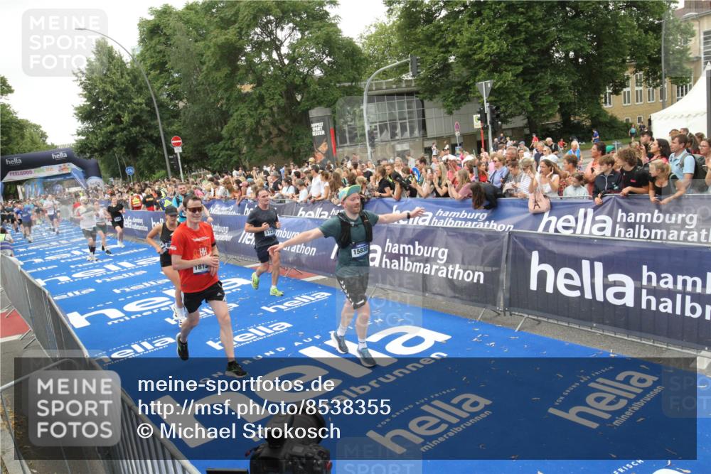 29.06.2025 - hella hamburg halbmarathon Michael Strokosch http://msf.ph/oto/8538355 29.06.2025 10:53:29 Ziel  meine-sportfotos.de