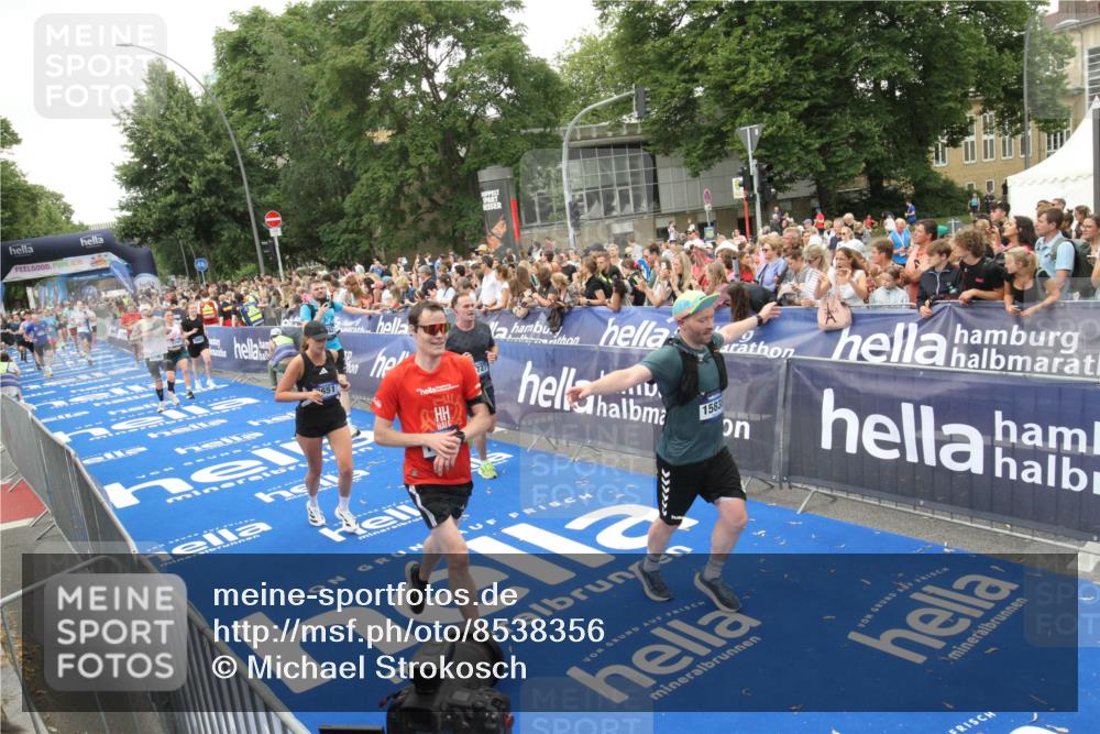 29.06.2025 - hella hamburg halbmarathon Michael Strokosch http://msf.ph/oto/8538356 29.06.2025 10:53:29 Ziel  meine-sportfotos.de