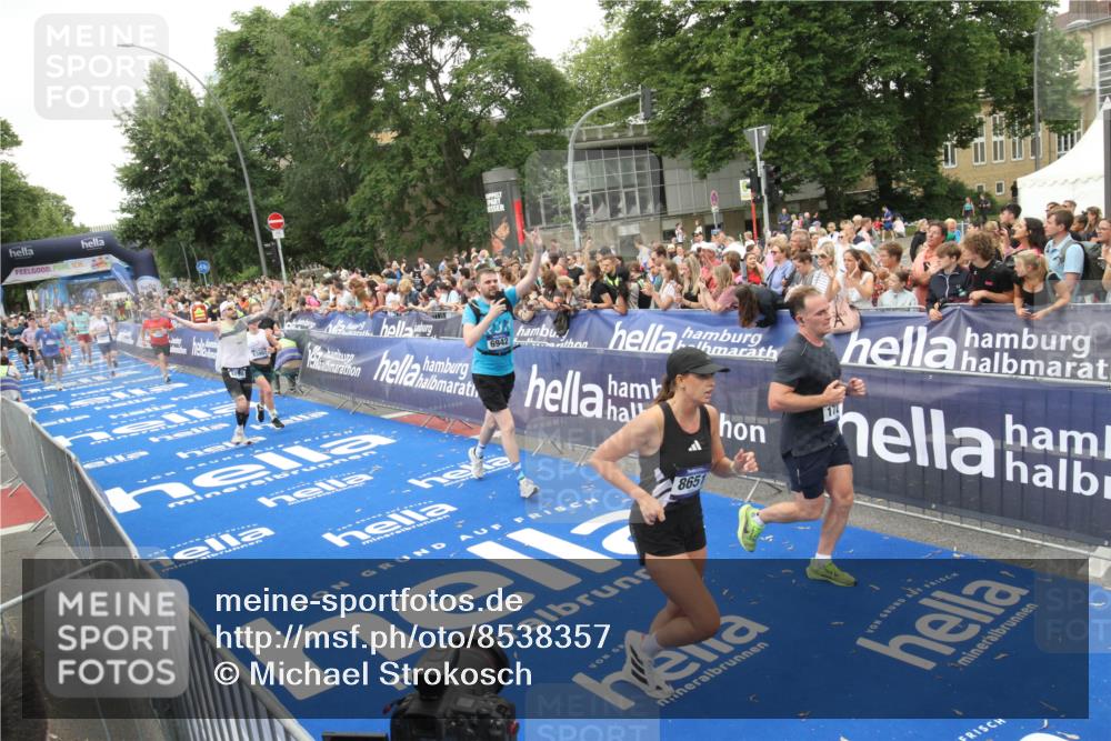 29.06.2025 - hella hamburg halbmarathon Michael Strokosch http://msf.ph/oto/8538357 29.06.2025 10:53:30 Ziel  meine-sportfotos.de