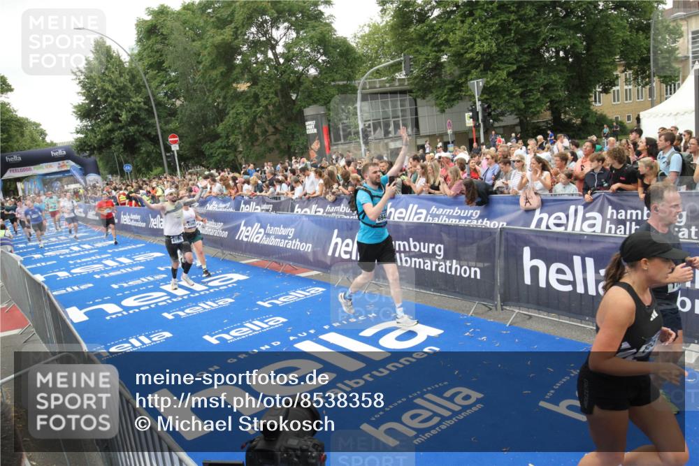 29.06.2025 - hella hamburg halbmarathon Michael Strokosch http://msf.ph/oto/8538358 29.06.2025 10:53:30 Ziel  meine-sportfotos.de