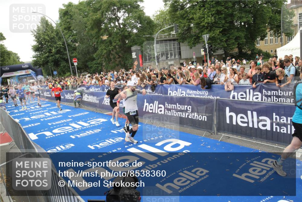 29.06.2025 - hella hamburg halbmarathon Michael Strokosch http://msf.ph/oto/8538360 29.06.2025 10:53:31 Ziel  meine-sportfotos.de