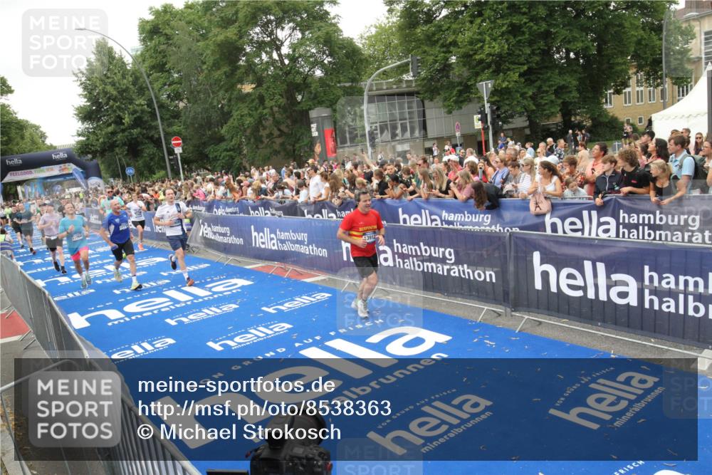 29.06.2025 - hella hamburg halbmarathon Michael Strokosch http://msf.ph/oto/8538363 29.06.2025 10:53:34 Ziel  meine-sportfotos.de