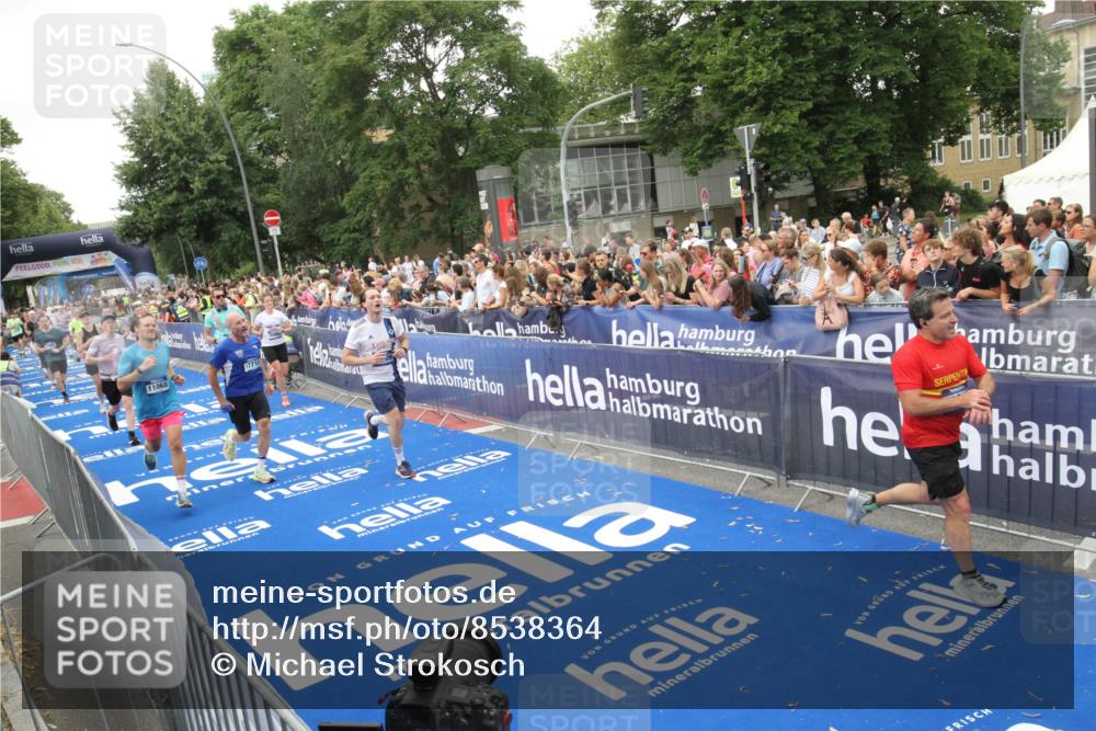 29.06.2025 - hella hamburg halbmarathon Michael Strokosch http://msf.ph/oto/8538364 29.06.2025 10:53:35 Ziel  meine-sportfotos.de