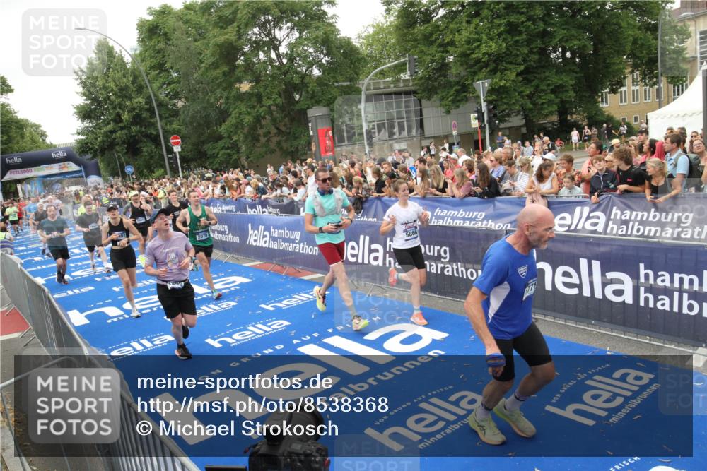 29.06.2025 - hella hamburg halbmarathon Michael Strokosch http://msf.ph/oto/8538368 29.06.2025 10:53:37 Ziel  meine-sportfotos.de
