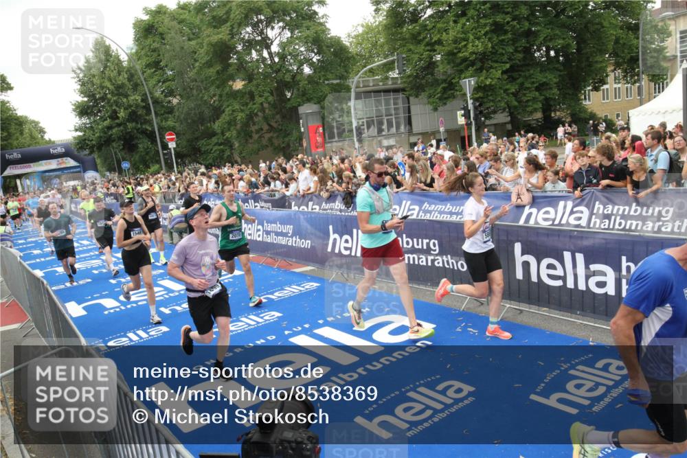 29.06.2025 - hella hamburg halbmarathon Michael Strokosch http://msf.ph/oto/8538369 29.06.2025 10:53:37 Ziel  meine-sportfotos.de