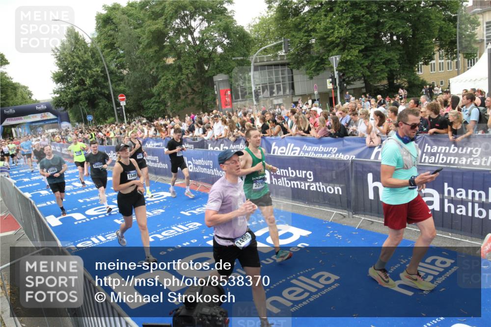29.06.2025 - hella hamburg halbmarathon Michael Strokosch http://msf.ph/oto/8538370 29.06.2025 10:53:38 Ziel  meine-sportfotos.de