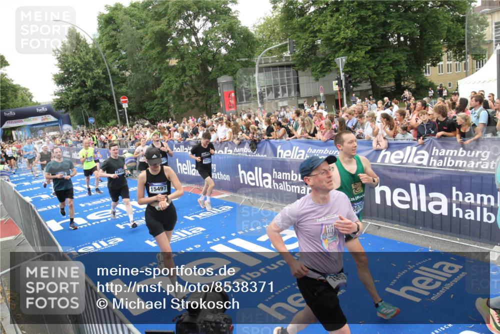 29.06.2025 - hella hamburg halbmarathon Michael Strokosch http://msf.ph/oto/8538371 29.06.2025 10:53:38 Ziel  meine-sportfotos.de