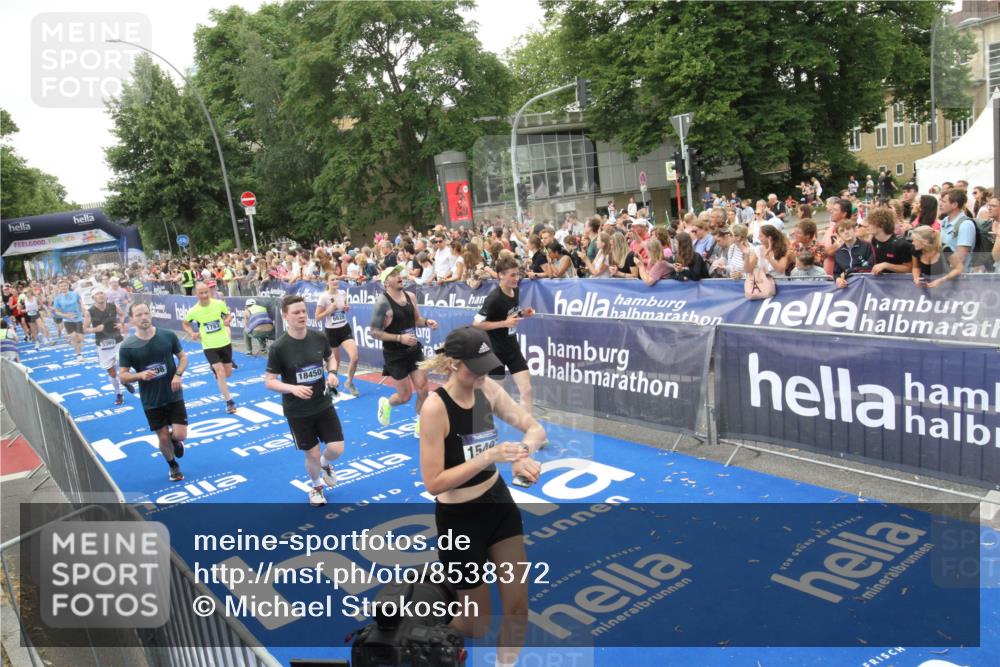 29.06.2025 - hella hamburg halbmarathon Michael Strokosch http://msf.ph/oto/8538372 29.06.2025 10:53:39 Ziel  meine-sportfotos.de