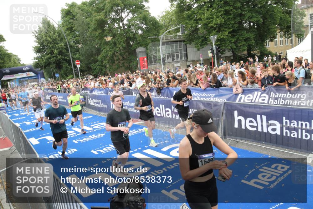 29.06.2025 - hella hamburg halbmarathon Michael Strokosch http://msf.ph/oto/8538373 29.06.2025 10:53:39 Ziel  meine-sportfotos.de