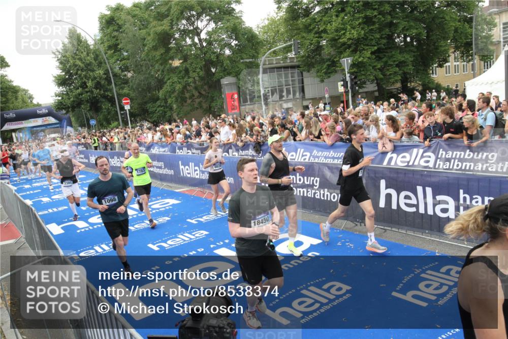 29.06.2025 - hella hamburg halbmarathon Michael Strokosch http://msf.ph/oto/8538374 29.06.2025 10:53:39 Ziel  meine-sportfotos.de