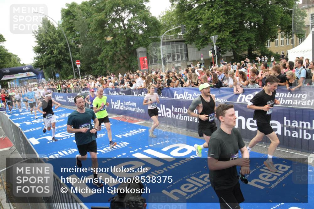 29.06.2025 - hella hamburg halbmarathon Michael Strokosch http://msf.ph/oto/8538375 29.06.2025 10:53:40 Ziel  meine-sportfotos.de