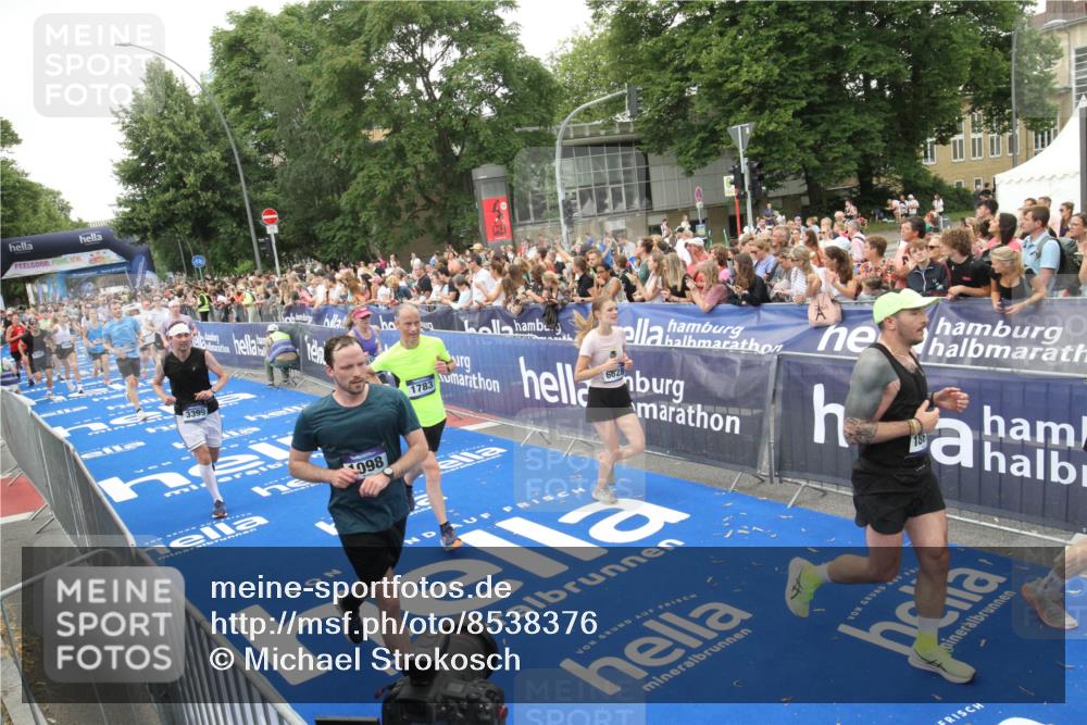 29.06.2025 - hella hamburg halbmarathon Michael Strokosch http://msf.ph/oto/8538376 29.06.2025 10:53:40 Ziel  meine-sportfotos.de
